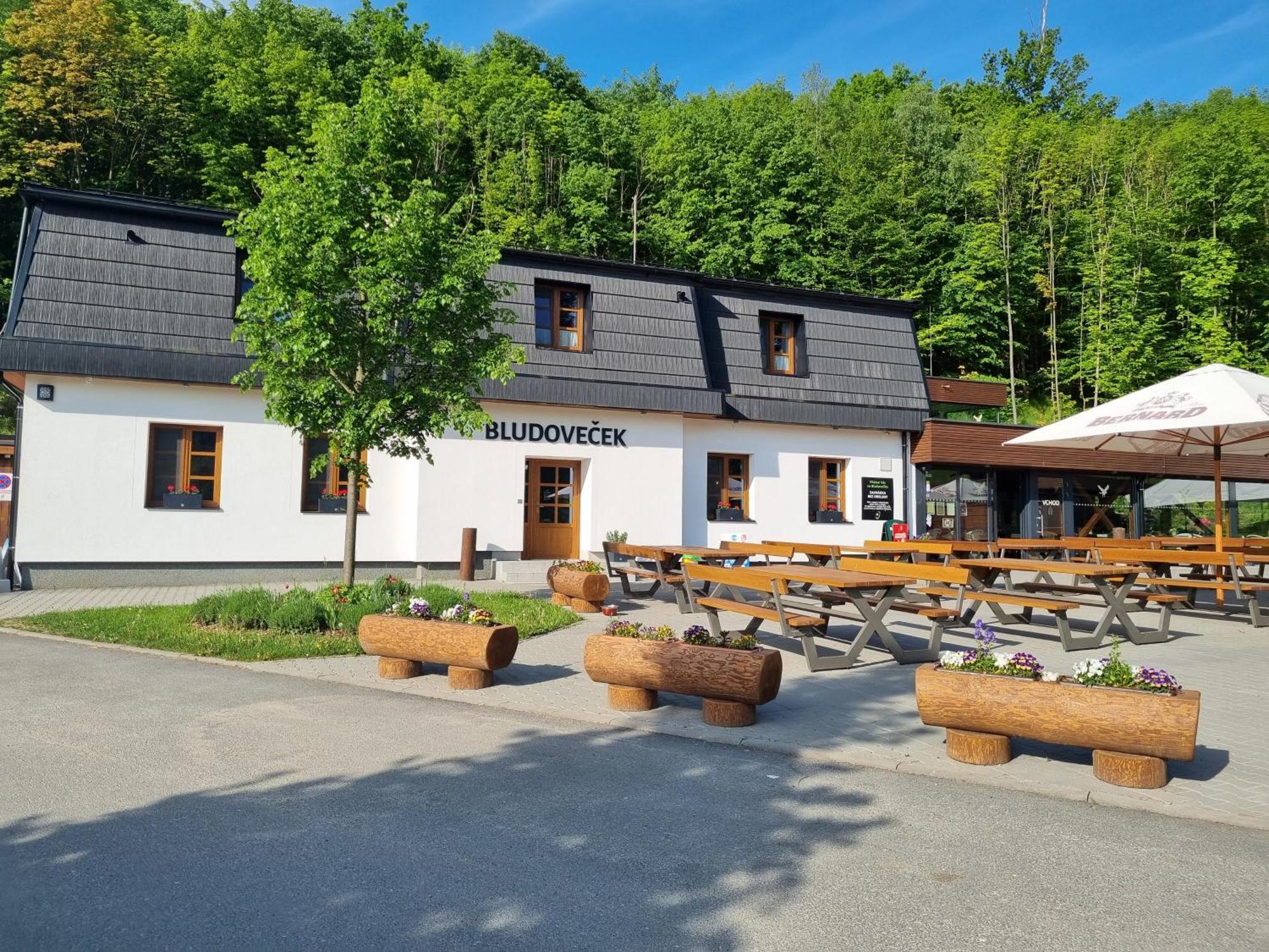 Restaurace A Penzion Bludovecek Exteriör bild