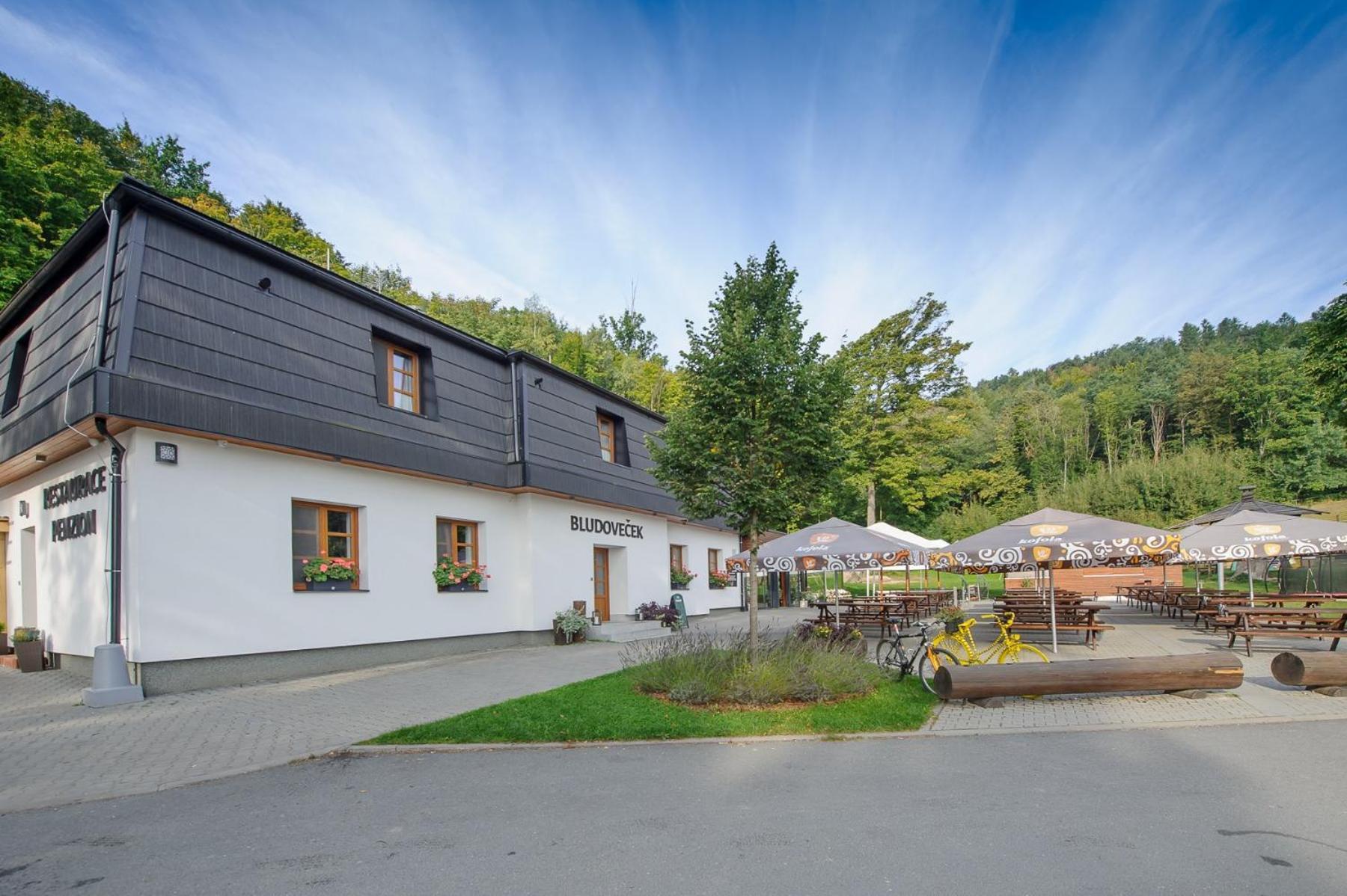 Restaurace A Penzion Bludovecek Exteriör bild