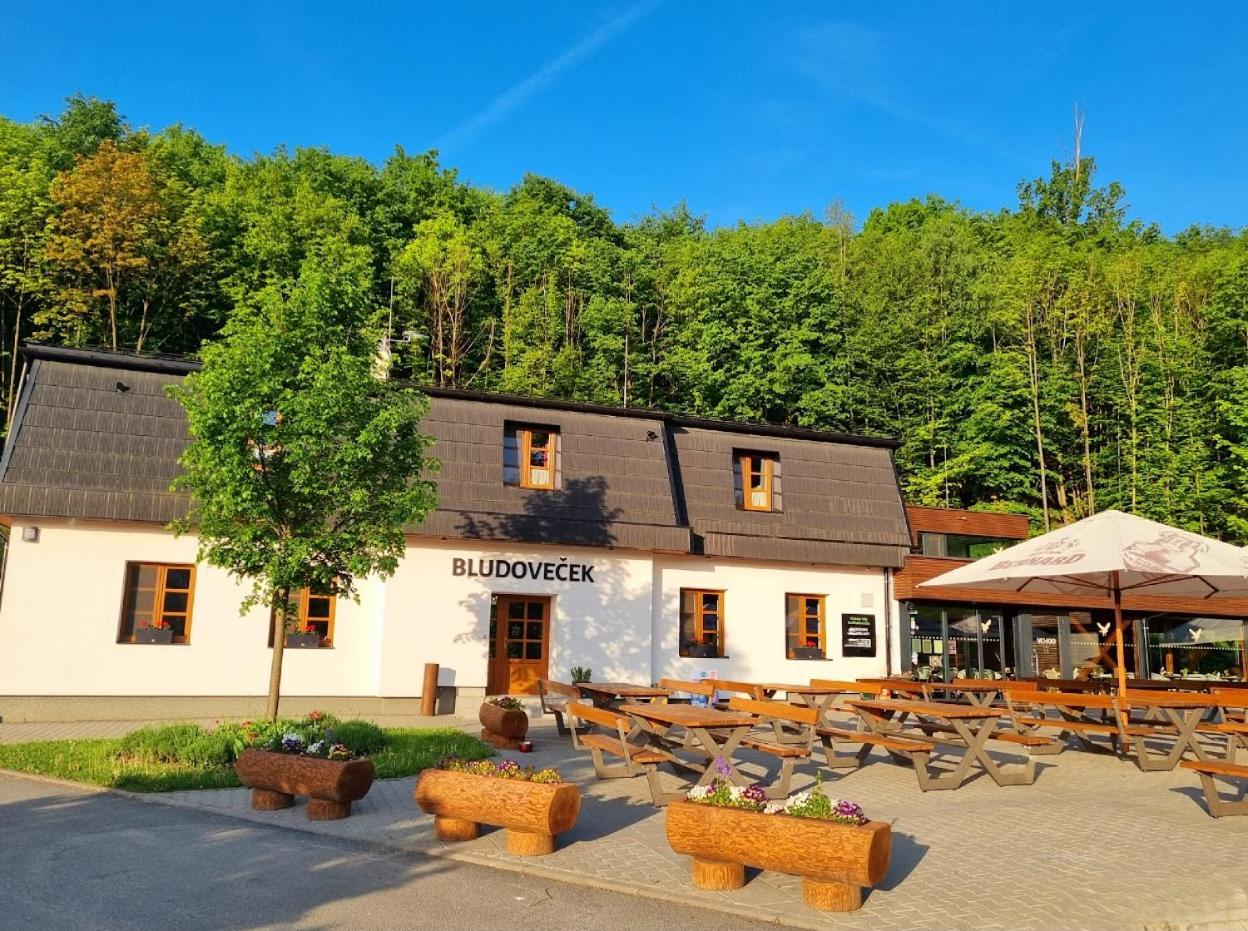 Restaurace A Penzion Bludovecek Exteriör bild