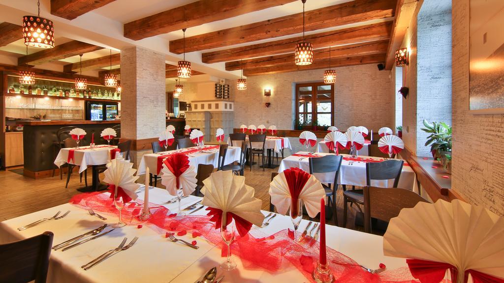 Restaurace A Penzion Bludovecek Exteriör bild